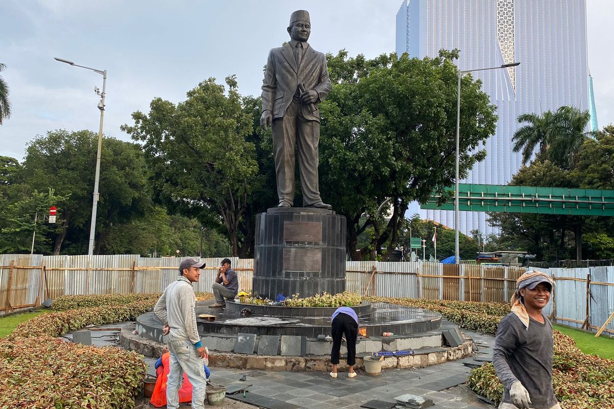 Patung M.H Thamrin di di persimpangan Jalan M.H. Thamrin-Medan Merdeka Selatan, Jakarta Pusat tengah direnovasi pada Sabtu (17/12/2022). Para pekerja sudah melakukan perbaikan sejak dua pekan lalu. 