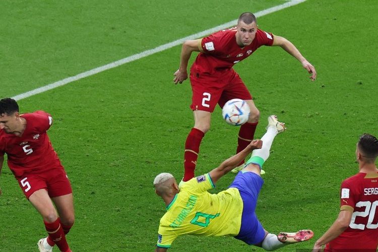 Penyerang Brasil (kuning) Richarlison saat mencetak gol kedua pada pertandingan Grup G Piala Dunia 2022 Qatar antara Brasil vs Serbia di Stadion Lusail di Lusail, utara Doha pada Kamis 24 November 2022.