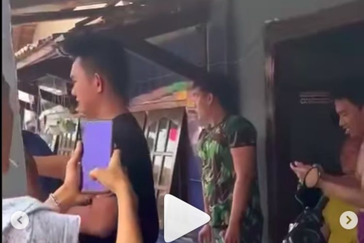 Video viral seorang pria berbaju loreng mengamuk karena tidak senang dengan suara musik saat lomba perayaan 17 Agustus pada HUT RI Ke-78.