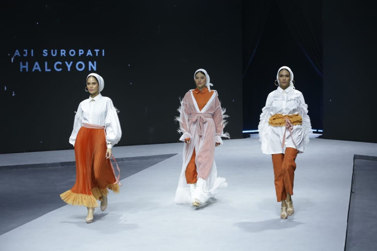 Koleksi milik Aji Suropati sebagai salah satu designer yang turut serta dalam Muslim Fashion Festival (MUFFEST) 2020 di JCC, Senayan, Jakarta, Kamis (20/2/2020).