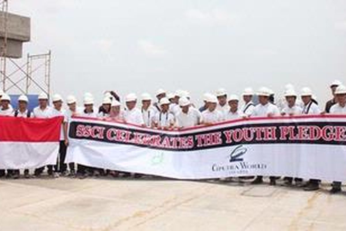 Komunitas Forum Skyscraper City Indonesia berkumpul di Marketing Gallery Ciputra Jalan Satrio, Jakarta pada Minggu (28/10/2012) pagi. Selain mengadakan acara bincang-bincang, anggota komunitas ini merayakan Hari Sumpah Pemuda di puncak gedung pencakar langit garapan Ciputra tersebut.