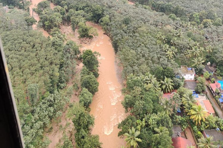 Foto yang disediakan Angkatan Udara India menunjukkan banjir bandang menerjang salah satu wilayah di selatan India pada Minggu (17/10/2021).