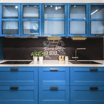 Ilustrasi kitchen set atau lemari dapur warna biru.