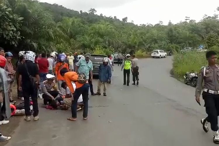 Petugas mudik menangani korban kecelakaan pengendara roda dua Vs Minibus Avansa di kilometer 5 Malili-Sorowako, Luwu Timur, Kamis (30/05/2019)