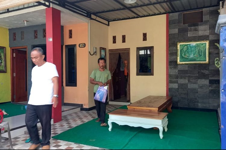 Rumah duka Mayor Pnb Yuda Anggara Seta, salah satu korban gugur dalam kecelakaan pesawat TNI yang jatuh di Pasuruan, Kamis (16/11) siang. Jenazah Alumni Akademi Angkatan Udara 2006 tersebut akan disemayamkan di rumah duka sebelum dimakamkanti TMP Madiun.
