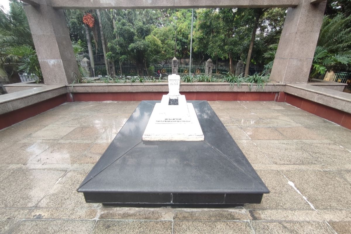 Makam putri Jenderal Ahmad Haris Nasution, Ade Irma Suryani Nasution di area kantor Wali Kota Jakarta Selatan di Jalan Prapanca, Petogogan, Jakarta Selatan. 