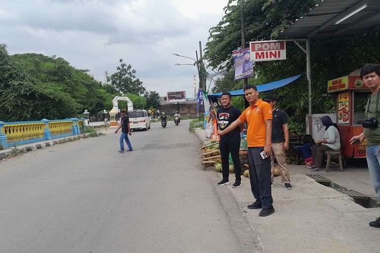 Polres Karawang melakukannolah TKP pembacokan remaja saat mengarak beduk membangunkan sahur di Desa Puseurjaya, Kecamatan Telukjambe Timur, Karawang, Jawa Barat, Sabtu (1/4/2023). Adapun pembacokan terjadi pada Rabu (29/3/2023).