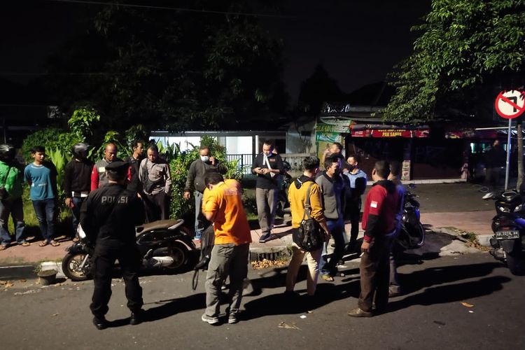 Pihak Kepolisian saat melakukan olah TKP di Jalan Tentara Pelajar, Kota Yogyakarta