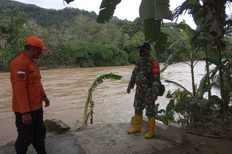 Sungai meluap menyebabkan banjir di Musi Rawas Utara, Sumatera Selatan, Kamis (27/5/2021).