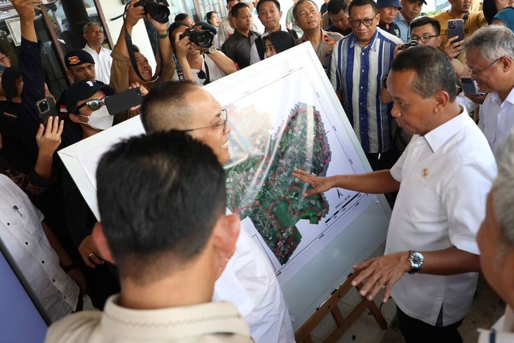 Menteri Investasi/BKPM RI Bahlil Lahadalia melihat peta lokasi kawasan Industri Rempang Eco City yang ada di Palau Rempang, Galang, Batam, Kepulauan Riau. Hingga saat ini masyarakat masih tetap menolak untuk direlokasi.