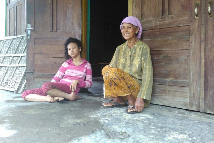 Marsinah atau Mbok Nah (kanan) dan Oki anak bungsunya penyandang disabilitas ditemui di rumahnya Dusun Brojolepo, Desa Surojoyo, Kecamatan Candimulyo, Kabupaten Magelang, Kamis (20/4/2017).