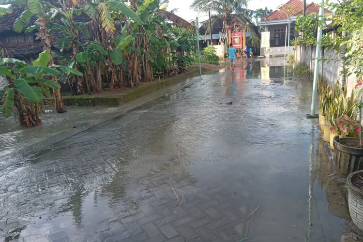 Kali Lamong meluap menyebabkan enam desa di Kecamatan Balongpanggang, Gresik, Jawa Timur, terendam banjir, Minggu (19/2/2023).