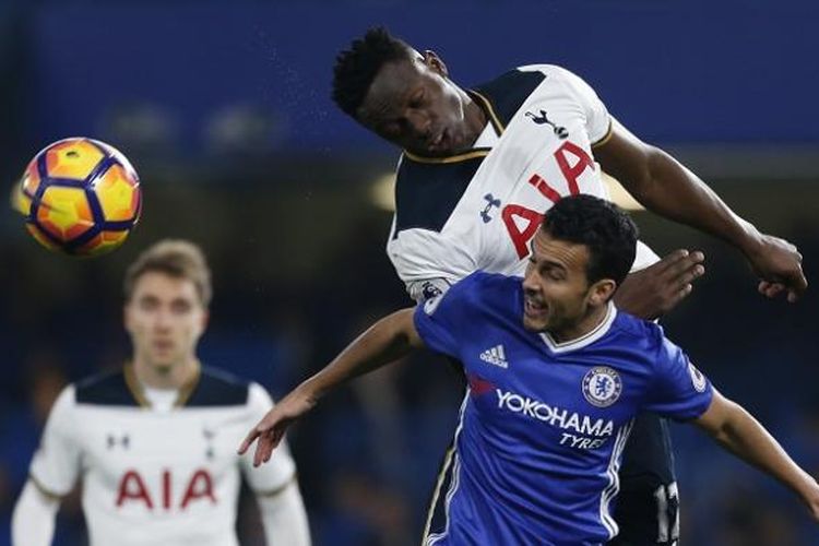 Gelandang Chelsea, Pedro Rodriguez (depan), berduel dengan gelandang Tottenham Hotspur, Victor Wanyama, dalam laga Liga Inggris di Stadion Stamford Bridge, Sabtu (26/11/2016) waktu setempat.