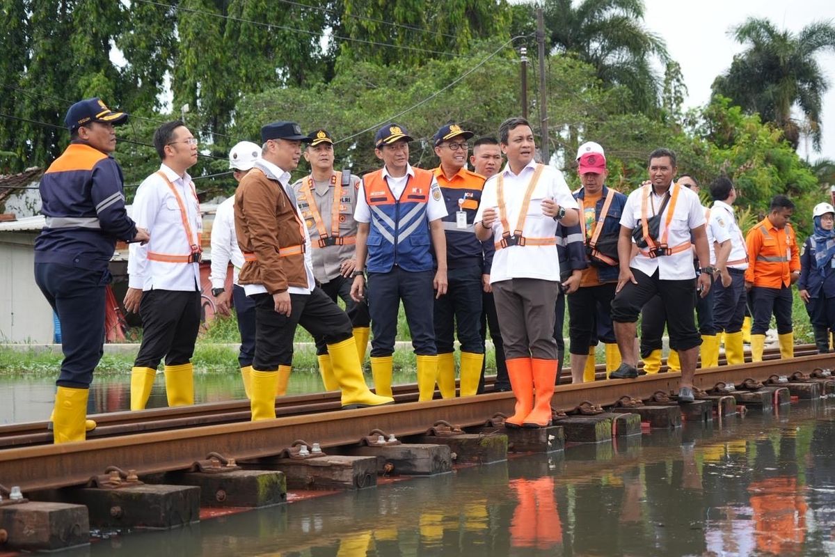 Menteri Perhubungan RI Dudy Purwagandhi bersama Direktur Utama PT Kereta Api Indonesia (Persero) Bobby Rasyidin meninjau langsung jalur kereta api lintas Pekalongan?Sragi yang terdampak banjir akibat cuaca ekstrem, Rabu (21/1/2026).