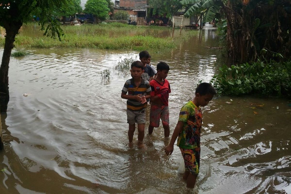 Banjir menggenangi kawasan RT 004 RW 007 Kelurahan Cipinang Melayu, Makasar, Jakarta Timur, Senin (5/2/2018).