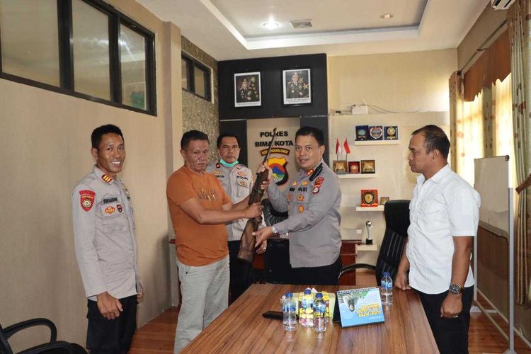 Kapolres Bima Kota, AKBP. Rohadi saat menerima senpi rakitan dari tokoh masyarakat Kecamatan Wera, Rabu (14/9/2022).