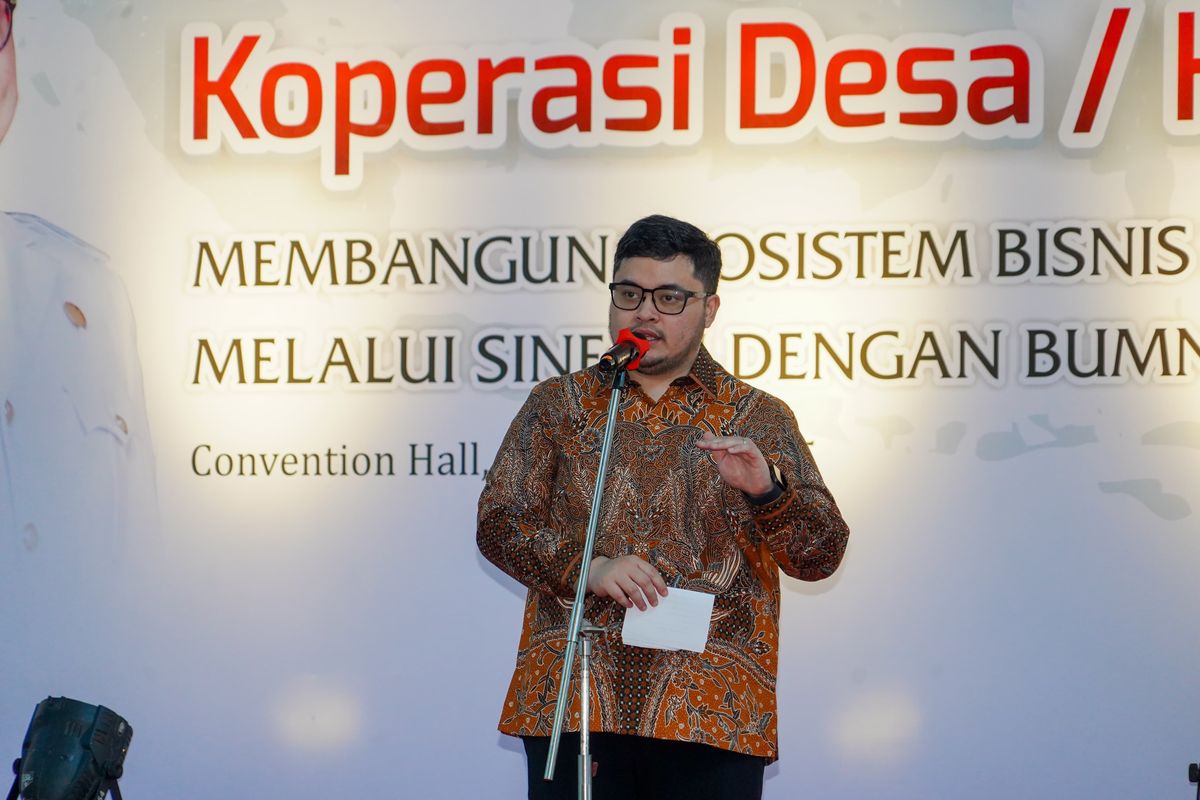 Bupati Kediri Hanindhito Himawan Pramana dalam seminar penguatan usaha kepada para ketua koperasi di Convention Hall, Simpang Lima Gumul, Kediri, Selasa (5/8/2025).
