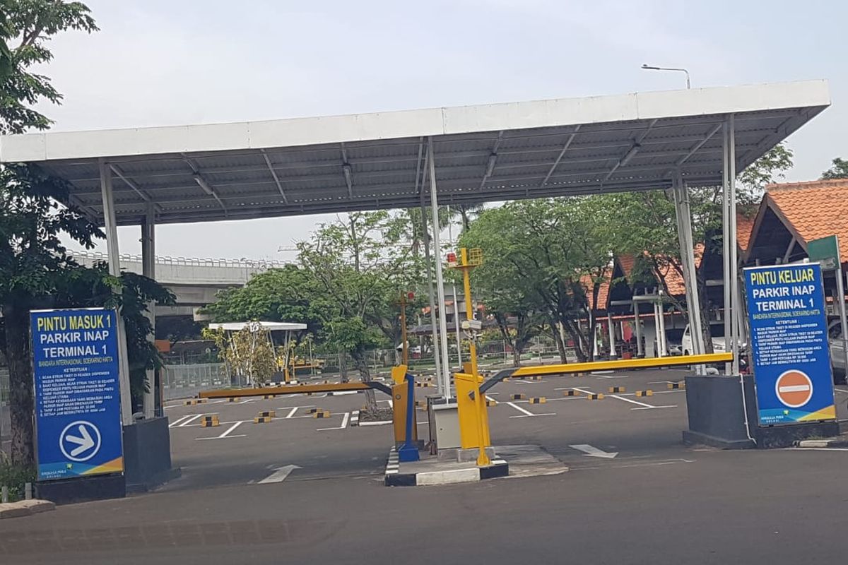 Lokasi pintu masuk dan keluar area parkir inap di Terminal 1 Bandara Soekarno-Hatta