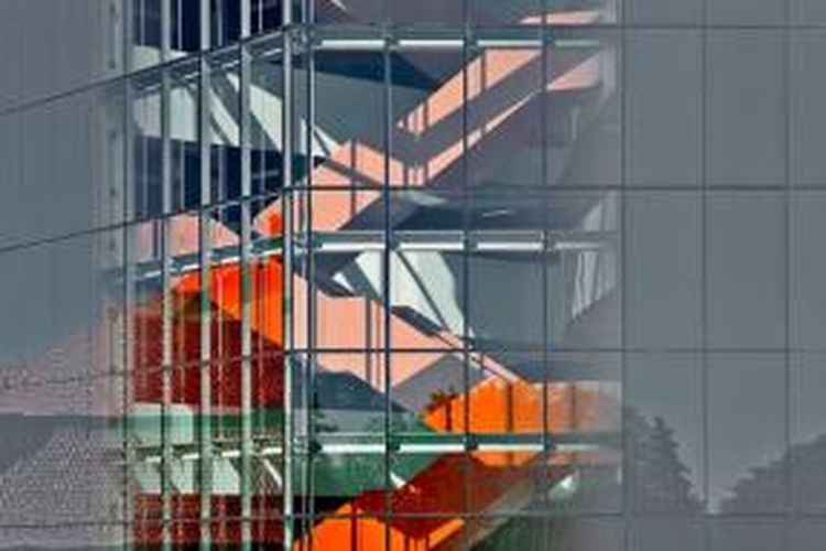 Saucier  Perrote membangun tangga berliku-liku berwarna oranye terang tepat di atrium Fakultas Sains John Abbott College di dekat Montreal, Kanada, sebagai 