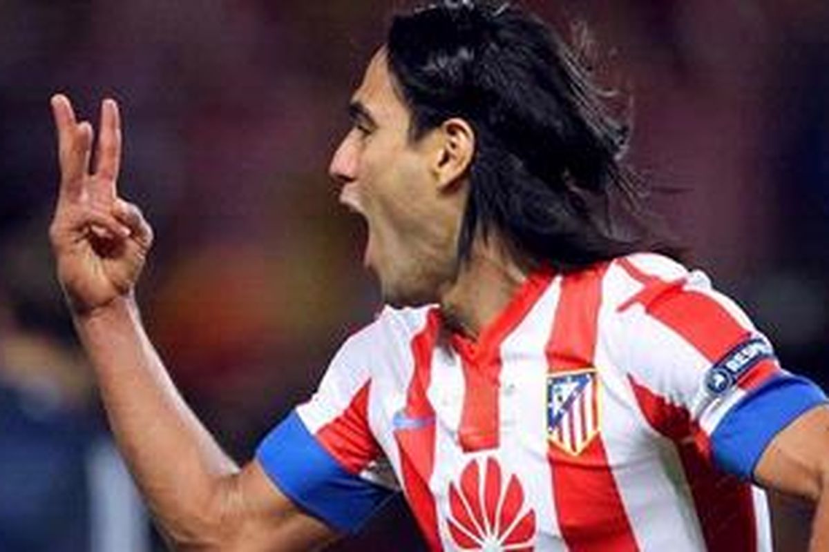 Gaya selebrasi bomber Atletico Madrid dari Kolombia, Radamel Falcao, setelah memastikan hat-trick ke gawang Chelsea di Piala Super Eropa 2012 di Stadion Louis II, Monako, Jumat (31/8/2012). Atletico akhirnya menang 4-1.