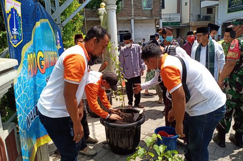 Warga Antusias Lihat Penanaman Bibit Anggur di Masjid Al Ihrom Kalideres, Tak Sabar Tunggu Berbuah