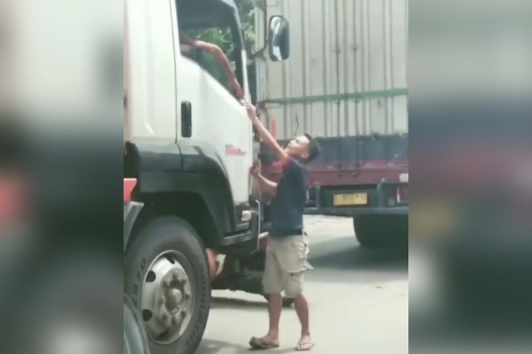 Pelaku pemalakan di Jalan Ring Road, Kayu Besar, Cengkareng, Jakarta Barat, Rabu (5/4/2023). 