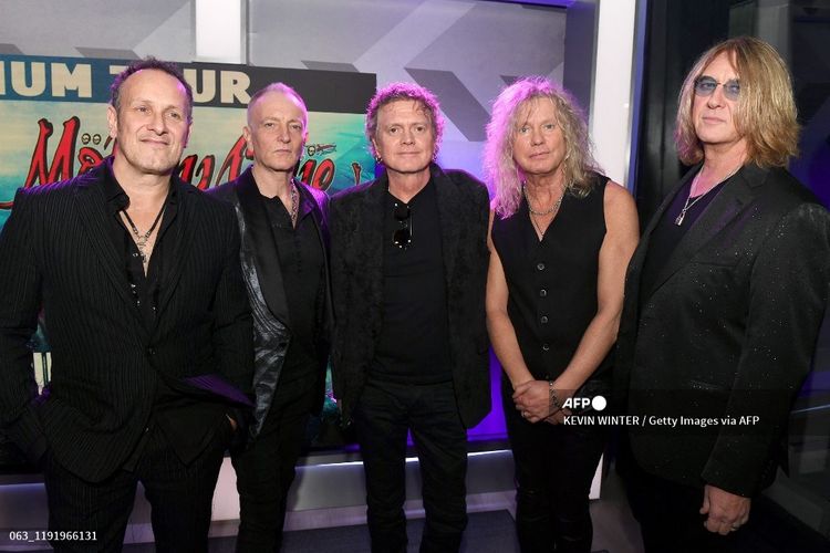 Band Def Leppard (dari kiri) Vivian Campbell, Phil Collen, Rick Allen, Rick Savage, dan Joe Elliott menghadiri konferensi pers untuk mengumumkan 2020 Stadium Tour  di Hollywood, California, pada 4 Desember 2019.