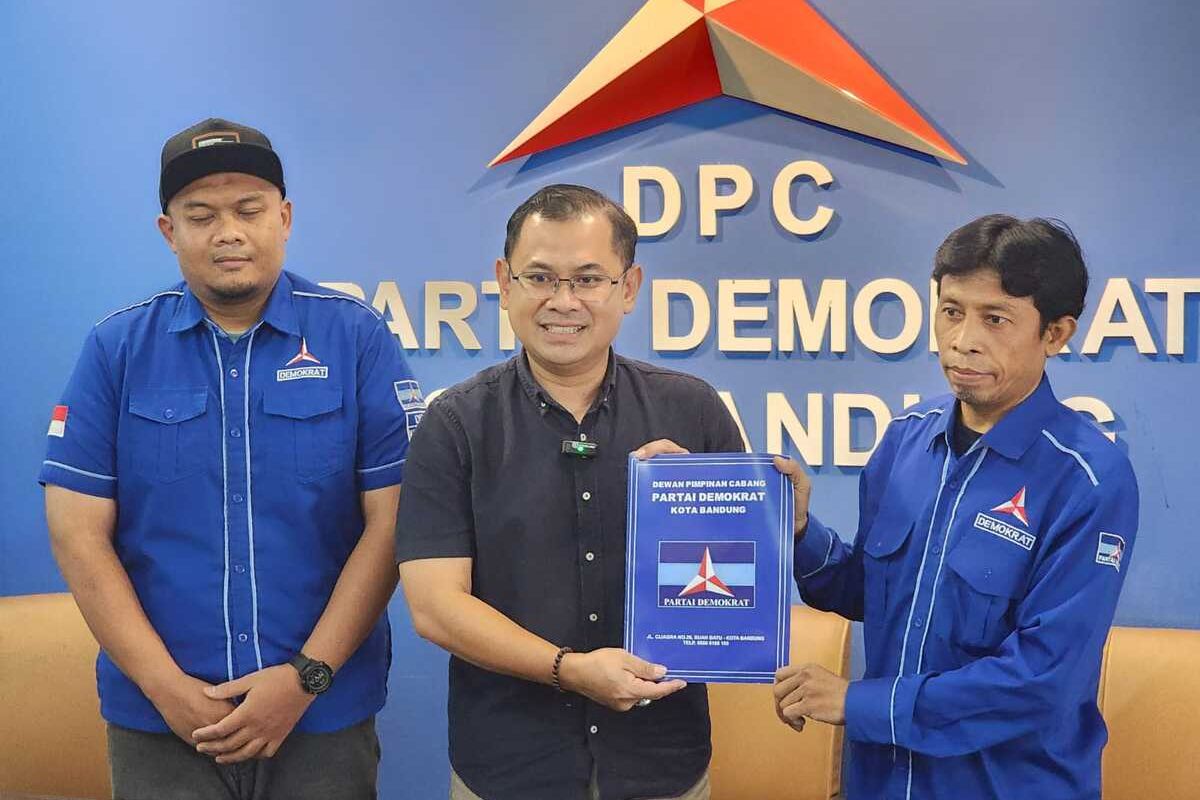 Ketua Bidang Strategi Penggalangan Pemilih DPP Partai Golkar, Arfi Rafnialdi, mengikuti proses penjaringan bakal calon Wali Kota Bandung di Partai Demokrat.