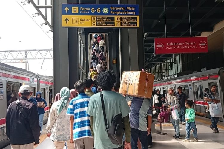 Hari Terakhir Cuti Bersama Lebaran, Jalur Green Line Stasiun Tanah Abang Padat Penumpang