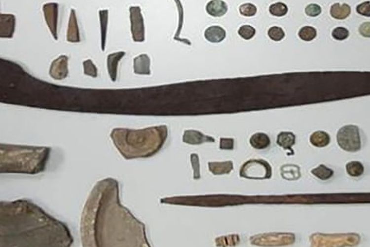 Pedang langka falcata dari Iberia telah disita bersama dengan 202 potongan arkeologi pra-Romawi lainnya. [Sekretariat Prensa 2/Policia Nacional Via The Guardian]