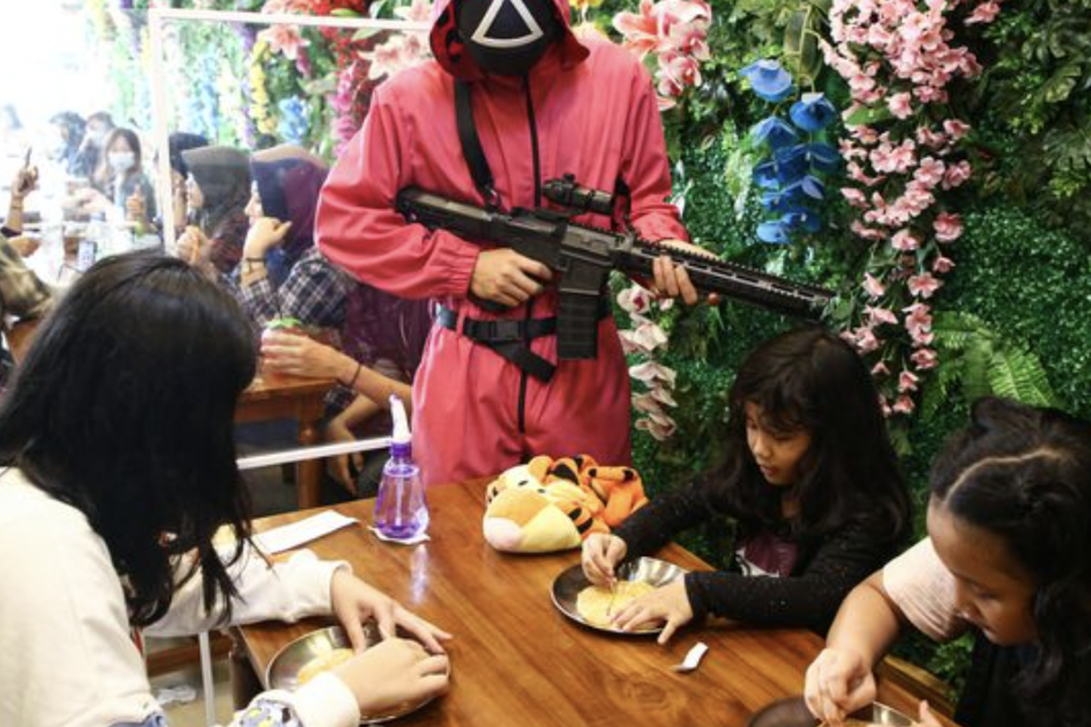 Pengunjung anak antusias mengikuti permainan kue dalgona ala film Squid game yang diadopsi Strawberry Cafe di kawasan Duri Kepa, Jakarta Barat, Sabtu (16/10/2021). 