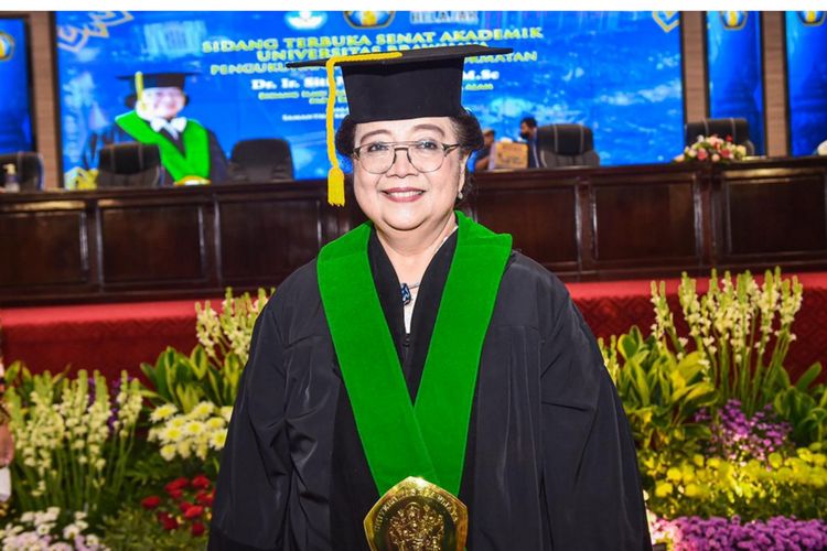 Menteri LHK Siti Nurbaya dikukuhkan menjadi profesor kehormatan oleh UB. 