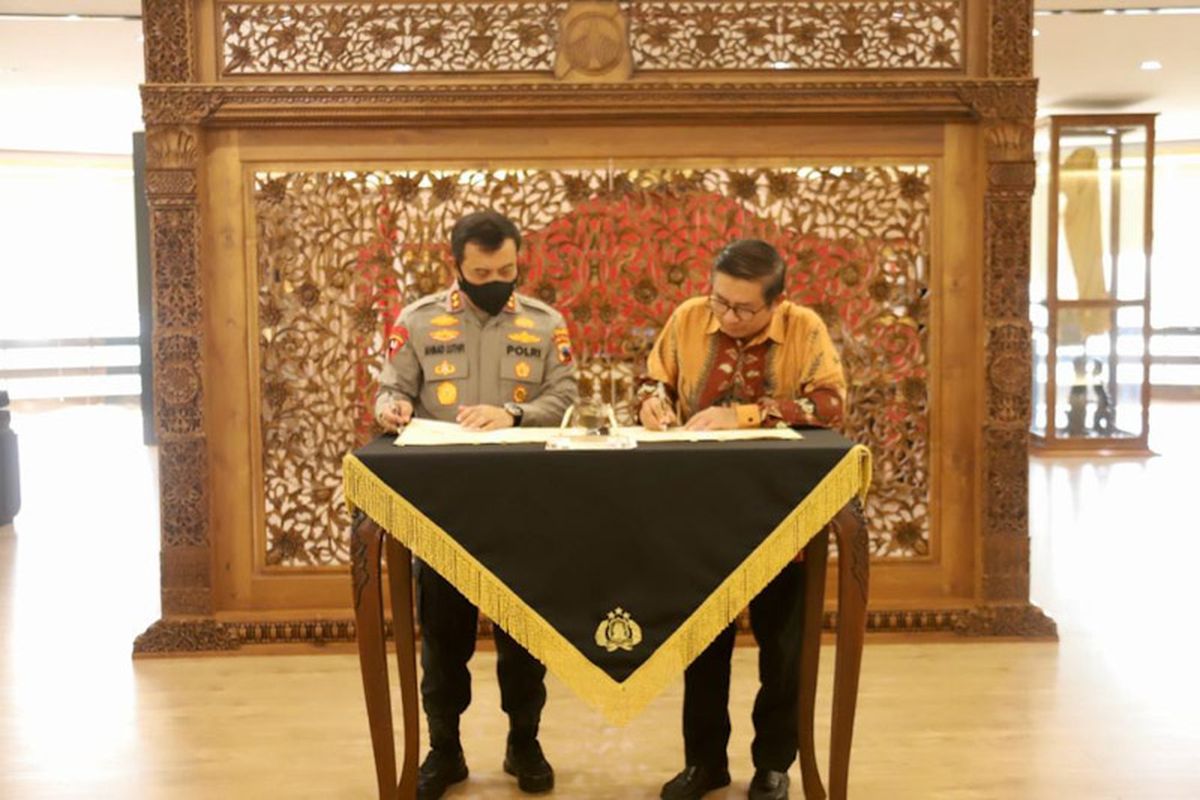 Direktur Utama Petrokimia Gresik Dwi Satriyo Annurogo (kanan) dan Kapolda Jawa Tengah Irjen Pol Ahmad Luthfi, menandatangani Nota Kesepahaman yang dilaksanakan di Semarang, Senin (19/9/2022).