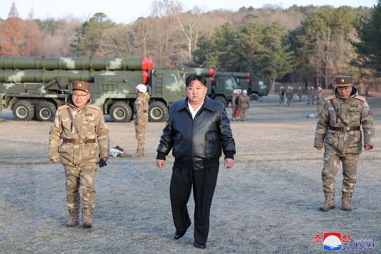 Gambar ini diambil pada 18 Maret 2024 dan dirilis dari Kantor Berita Pusat Korea (KCNA) resmi Korea Utara pada 19 Maret 2024 menunjukkan pemimpin Korea Utara Kim Jong Un (tengah) menghadiri latihan penembakan salvo roket super besar Unit Artileri Wilayah Barat, di lokasi yang belum dikonfirmasi di Korea Utara.