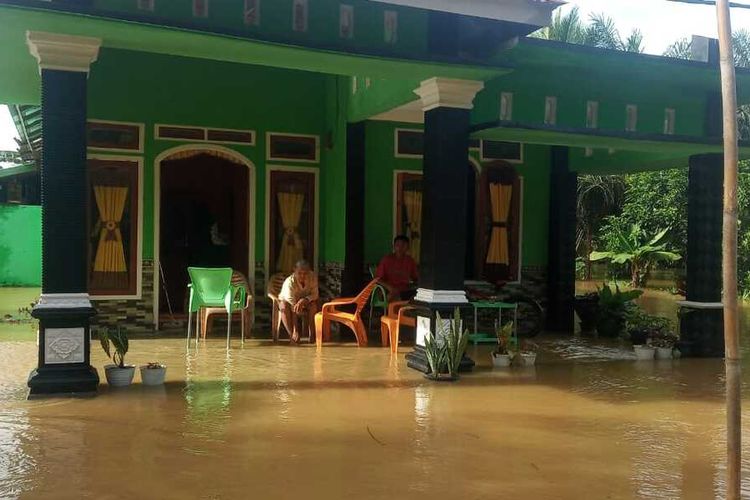 Sebanyak 433 Kepala Keluarga (KK) terdampak banjir di Bengkulu Tengah akibat hujan deras mengguyur Bengkulu sejak Senin (29/8/2022).