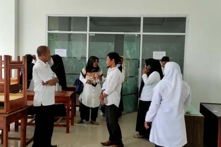 Sejumlah guru PPPK yang terdampak pembatalan penempatan saat mendatangi Kantor BKPSDM Kota Bima, Rabu (9/3/2023).