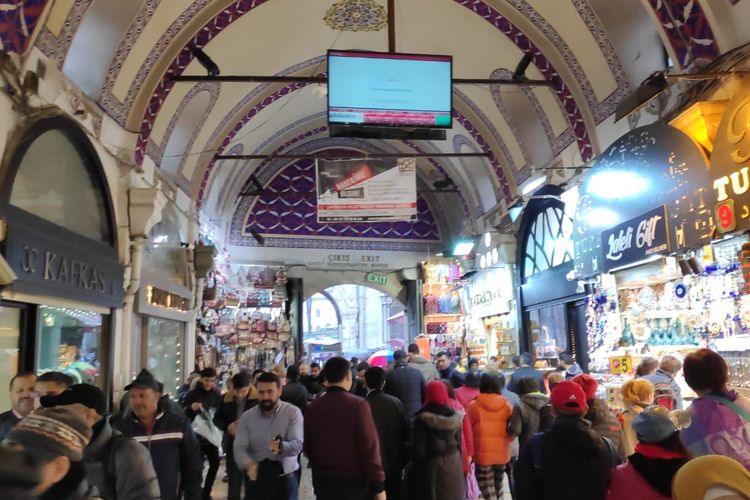 Wisatawan memenuhi lorong Grand Bazaar di Turki.