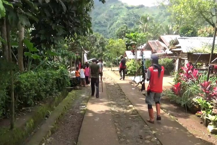 Warga Desa Tabbingjai, Kabupaten Gowa, Sulawesi Selatan sedang berjaga jaga mengantisipasi serangan teror anjing gila yang telah mengakibatkan lima korban. Jumat, (7/7/2023).