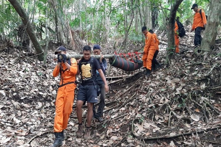 Tim SAR gabungan saat evakuasi korban