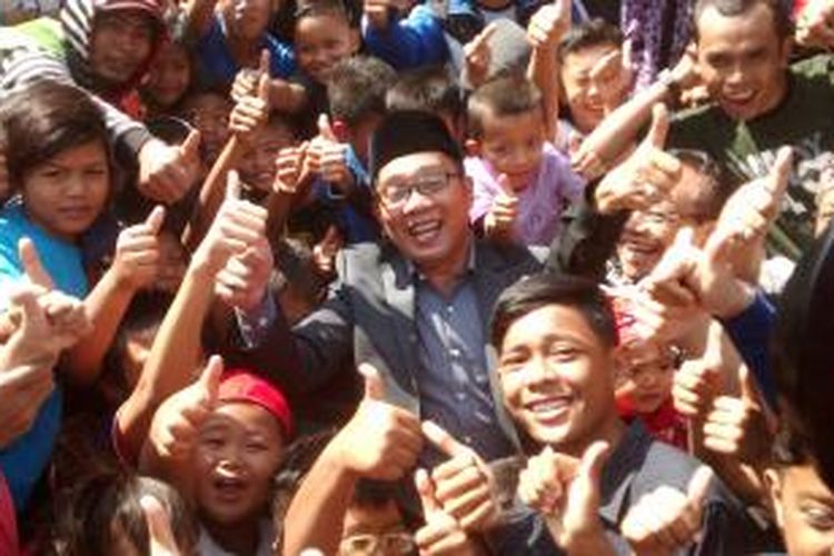 Wali Kota Bandung, Ridwan Kamil, berfoto bersama anak-anak Ujungberung.