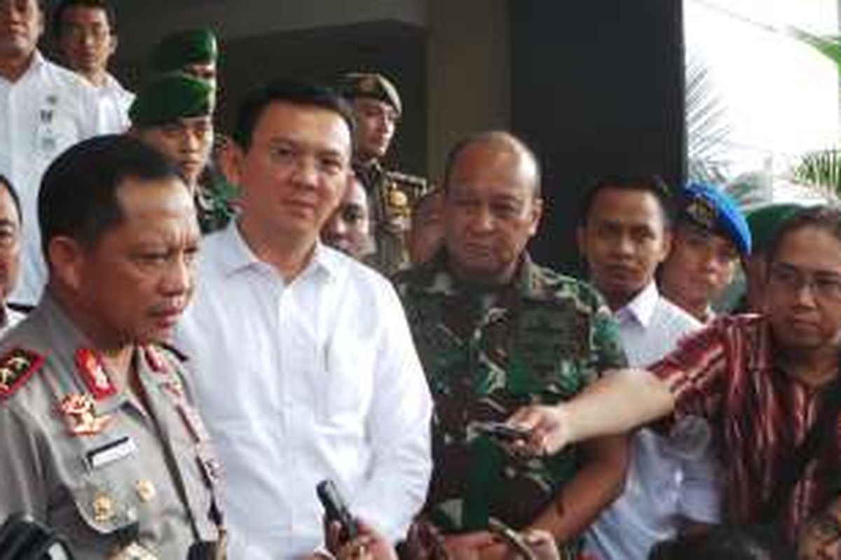 (dari kiri ke kanan) Kapolda Metro Jaya Irjen Pol Tito Karnavian, Gubernur DKI Jakarta Basuki Tjahaja Purnama, dan Pangdam Jaya Mayjen TNI Teddy Lhaksmana seusai melaksanakan rapat koordinasi penertiban kawasan Kalijodo, di Mapolda Metro Jaya, Rabu (17/2/2016). 