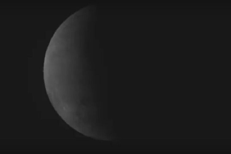 Foto atau wajah gerhana bulan sebagian pada Rabu (17/7/2019) saat setengah wajah bulan tertutup.
