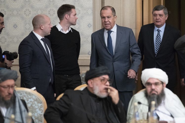 Foto pada 9 November 2018 memperlihatkan Menteri Luar Negeri Rusia, Sergey Lavrov (dua dari kanan atas); dan utusan Presiden Rusia untuk Afghanistan, Zamir Kabulov (kanan atas), tiba untuk menghadiri pertemuan dengan Taliban dan otoritas Afghanistan di Moskwa.