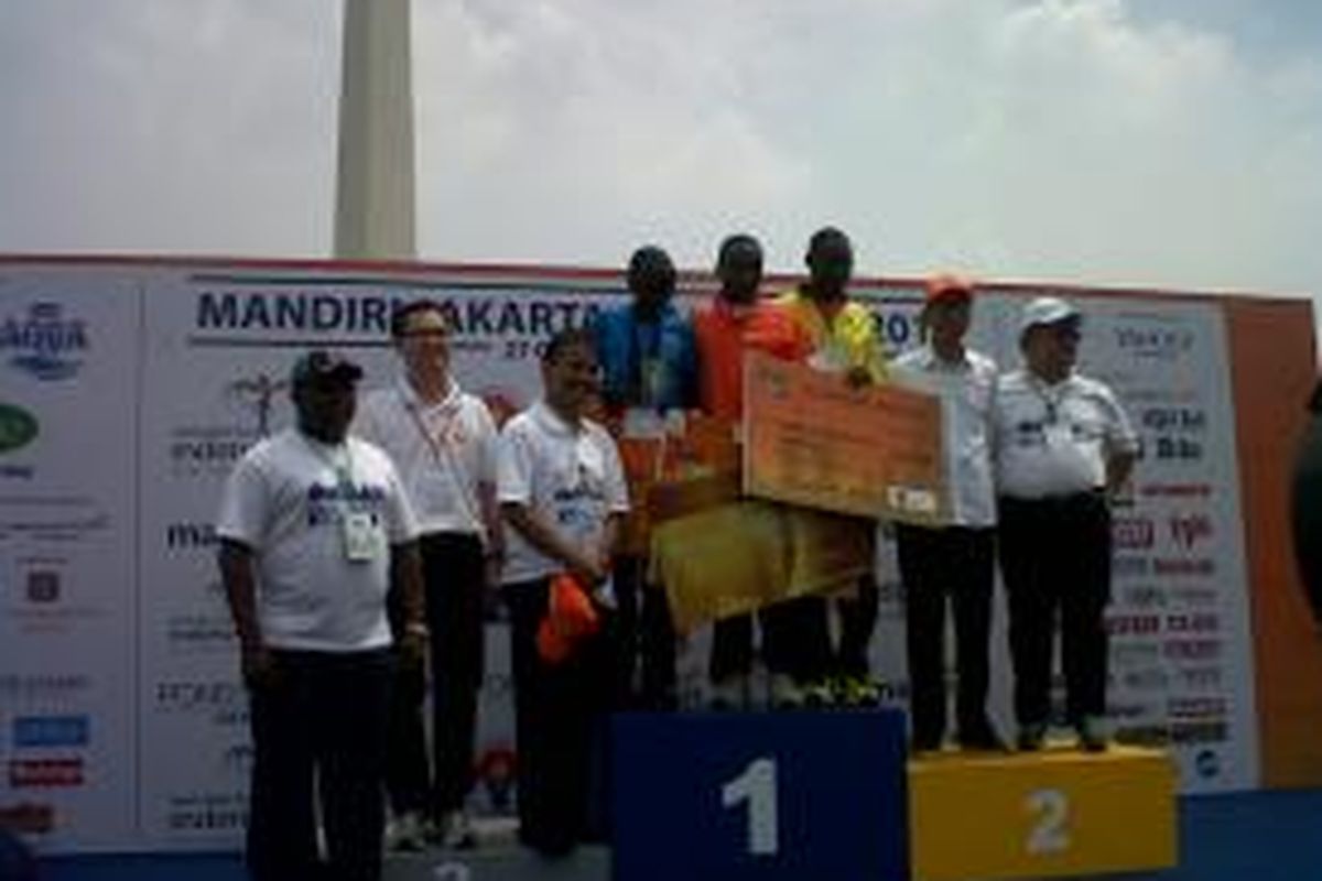 Foto Pemenang Jakarta Marathon

Kanan-kiri, Wakil Menteri Pariwisata dan Ekonomi Kreatif Sapta Nirwandar, Gubernur DKI Jakarta Joko Widodo, ketiga Juara full Marathon putera, Menteri Pemuda dan Olahraga Roy Suryo dan Direktur Utama Bank Mandiri Budi Gunadi Sadikin berfoto bersama pemenang Jakarta Marathon 2013 di Lapangan Monas, Minggu (27/10/2013).Kompas.com/Ummi Hadyah Saleh  
