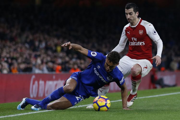 Henrikh Mkhitaryan mencoba merebut bola dari  Dominic Calvert-Lewin dalam laga Premier League antara Arsenal dan Everton di Stadion Emirates, Sabtu (4/2/2018). 