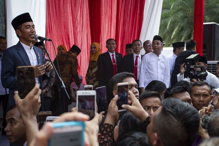 Presiden Joko Widodo menyapa warga saat menghadiri Lebaran Bersama Presiden di kawasan Monas, Jakarta, Rabu (5/6/2019). Presiden merayakan Hari Raya Idul Fitri 1 Syawal 1440 H dengan menemui masyarakat.  *** Local Caption ***