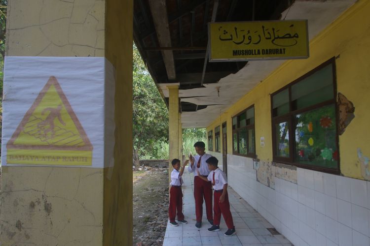Kisah SD di Mojokerto: Guru Iuran Bangun Toilet, Dua Ruang Kelas Kini Tak Bisa Dipakai