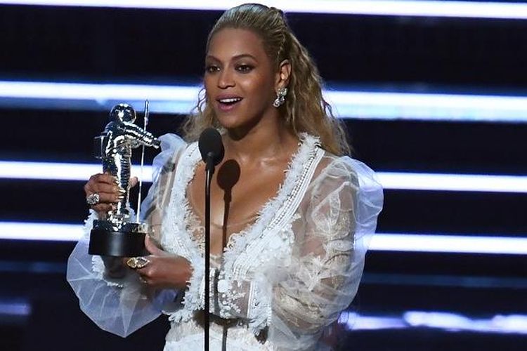 Beyonce menerima penghargaan pada MTV Video Music Award di the Madison Square Garden, New York, Minggu (28/8/2016).