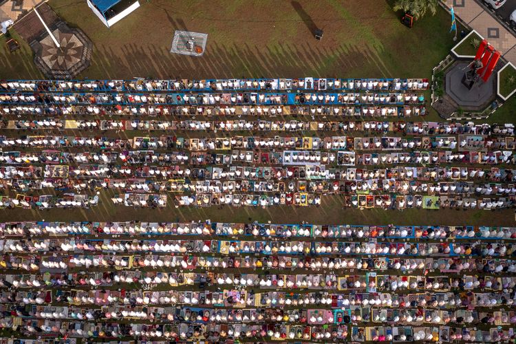 Foto udara warga Muhammadiyah melaksanakan Shalat Idul Fitri 1447 Hijriah di Alun-alun Bung Karno, Kelurahan Kalirejo, Kecamatan Ungaran Timur, Kabupaten Semarang, Jawa Tengah, Jumat (20/3/2026). Jamaah Muhammadiyah di Indonesia menetapkan 1 Syawal 1447 Hijriah pada Jumat (20/3) atau satu hari lebih awal dibandingkan dengan penetapan pemerintah yang jatuh pada Sabtu (21/3). 