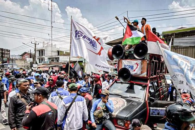 Ratusan buruh yang tergabung dalam lima serikat pekerja di Kabupaten Bandung Barat (KBB) menggelar aksi unjuk rasa bersama di depan Gedung DPRD, Jalan Raya Padalarang, Kecamatan Padalarang, Senin (6/11/2023).